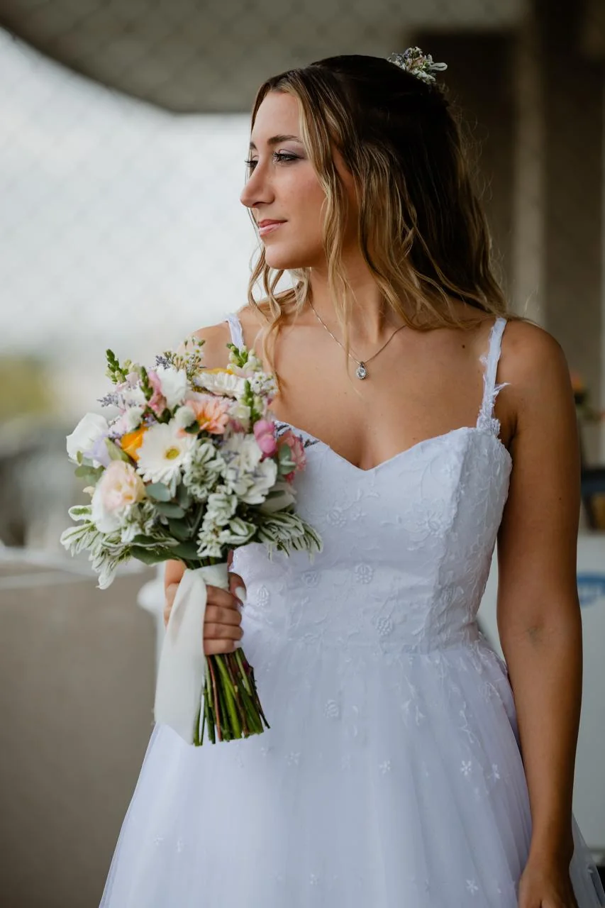 Novia con su ramo de flores — CBM Estudio