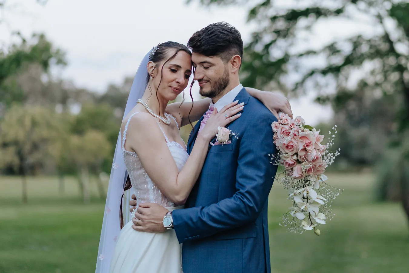Pareja de novios abrazada
