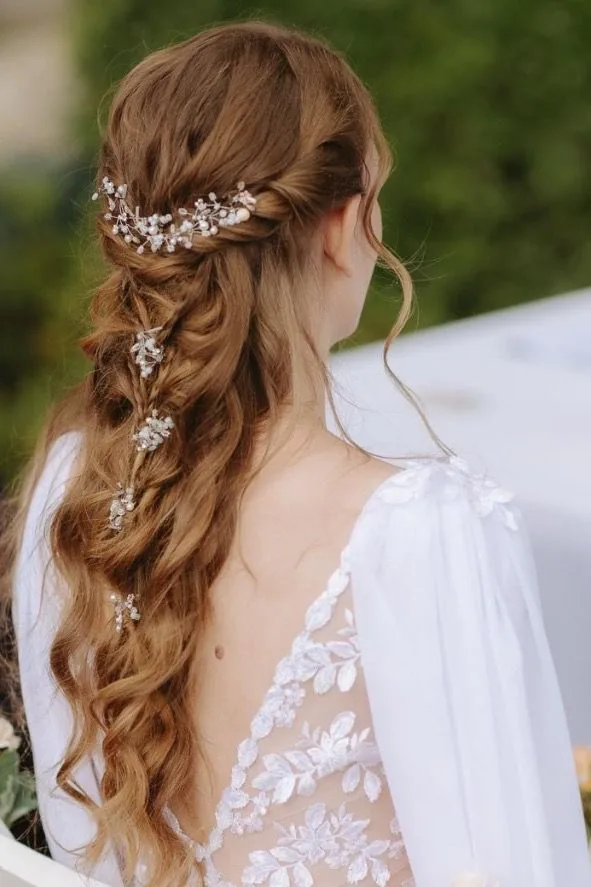 Peinado de novia con semirrecogido y flores